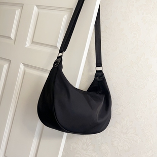 2026新款 单肩斜挎女包休闲轻便简单布包防水牛津布饺子新月包潮流