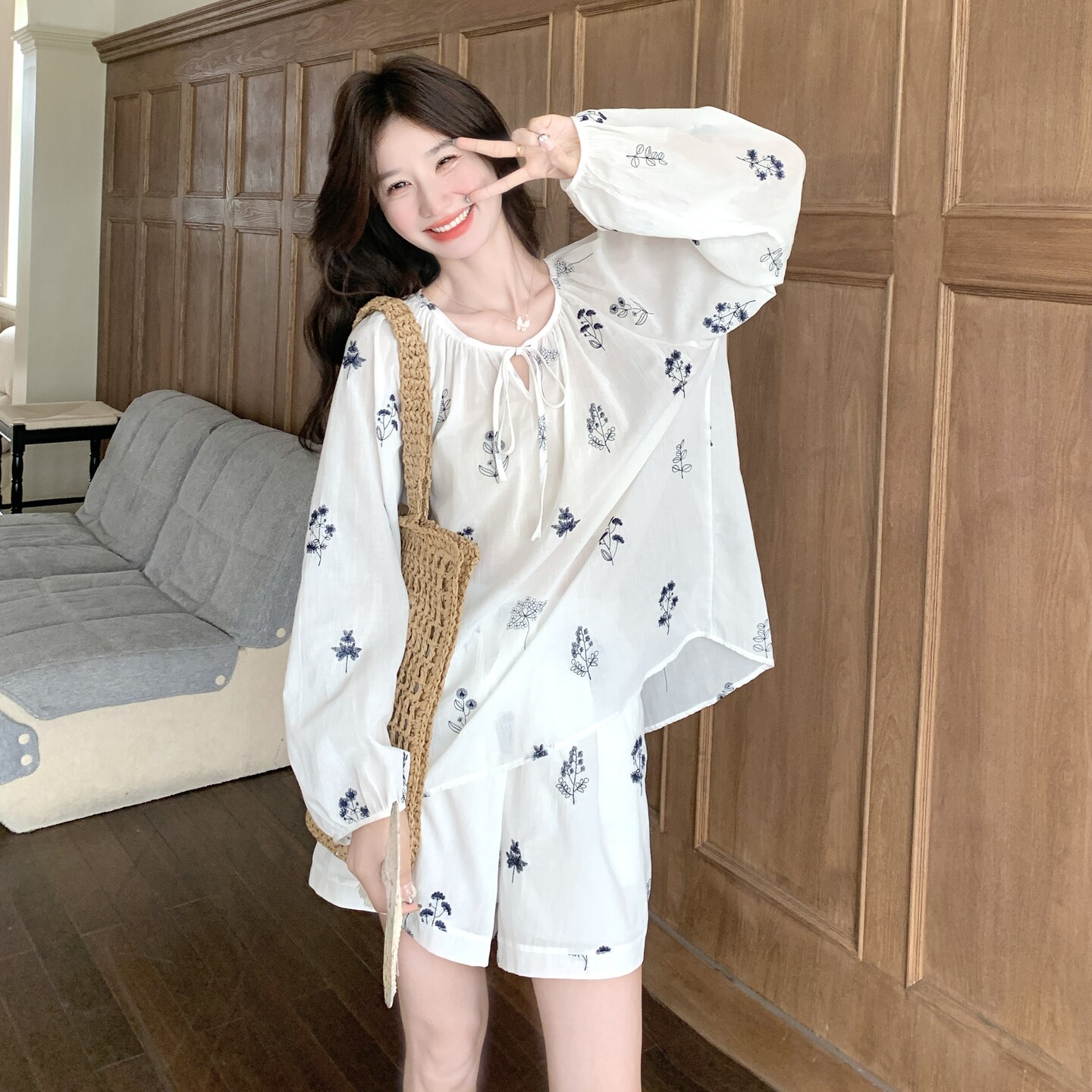 超火减龄感穿搭刺绣系带长袖白色上衣配短裤女夏2025新防晒两件套,女装套装/套裙,2C075
