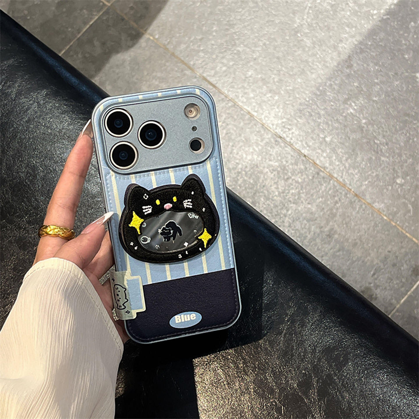 宁宁 清新可爱蓝色条纹刺绣镜面黑猫皮质女iPhone17ProMobileCase