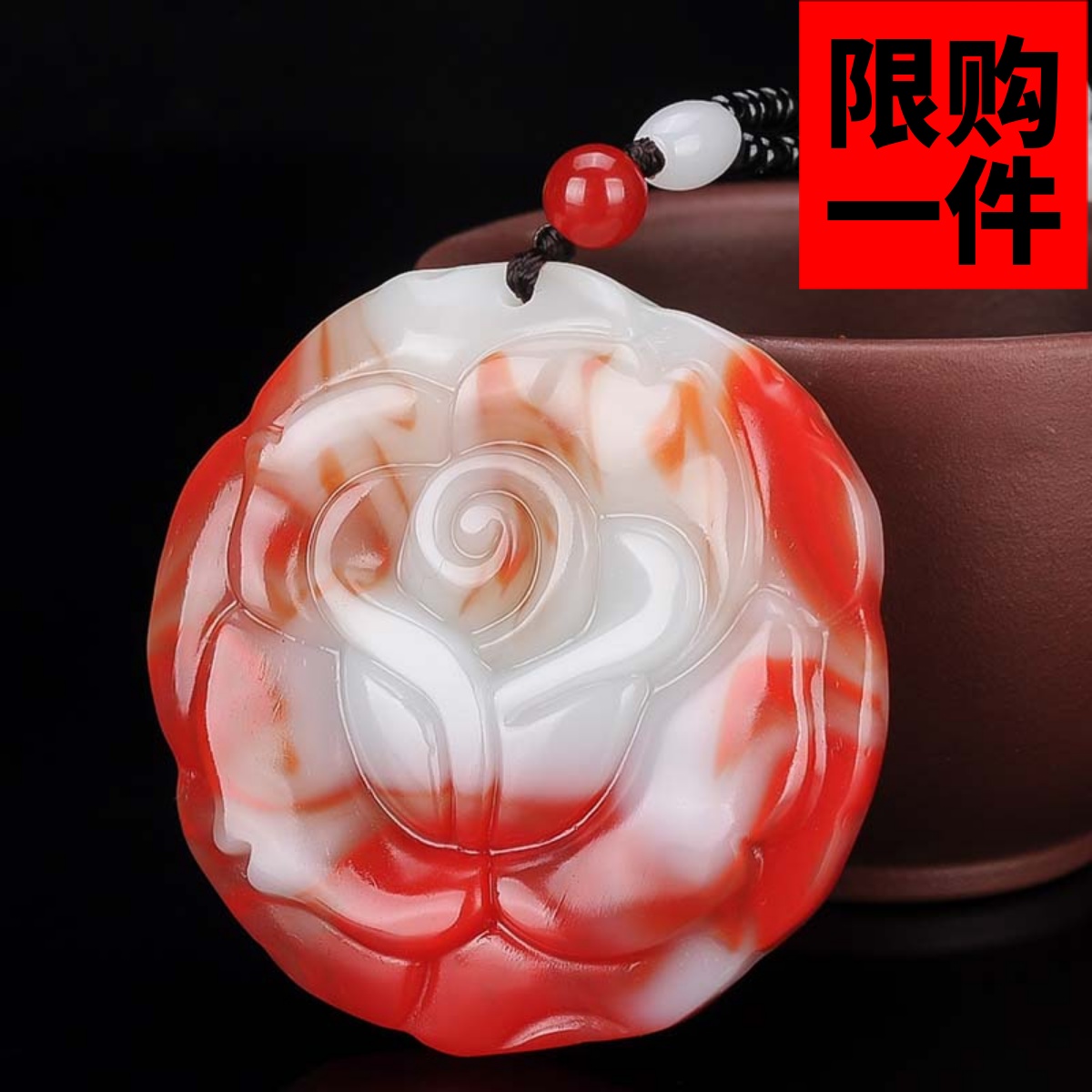 精雕鸡血石挂件和田玉花朵毛衣链