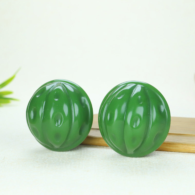 天然新疆和田玉核桃手把件健身球菠菜绿碧玉手球玉石把玩件一对