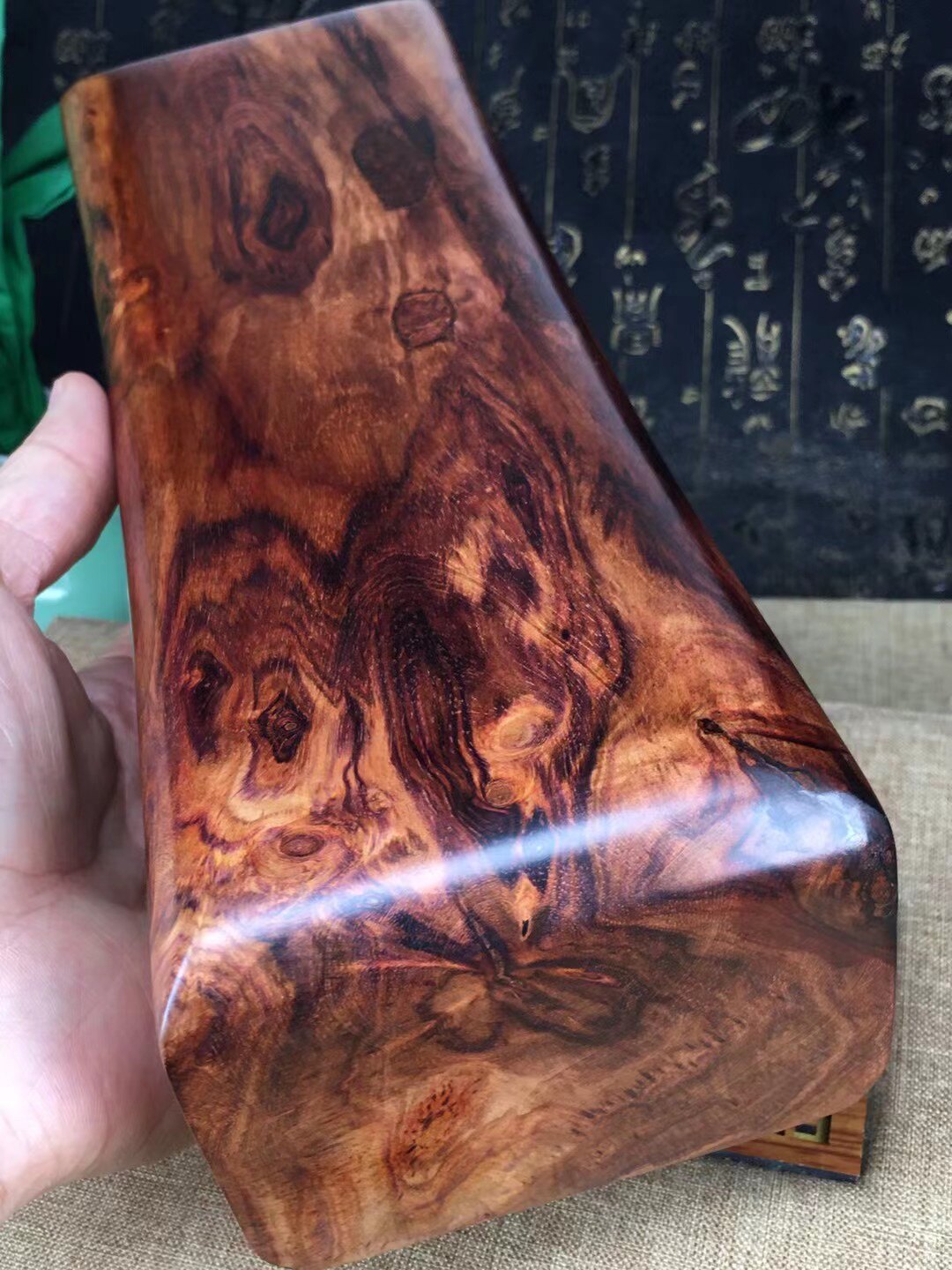 海南黄花梨鬼脸鬼眼【实芯木枕】规格:25.5×9×7重1289克.