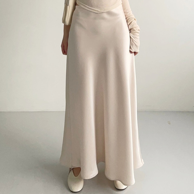 slimflaresatinmaxiskirt