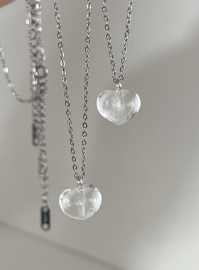 天然白水晶屁桃项链女短款小众高级感桃心吊坠锁骨链316钛钢颈链