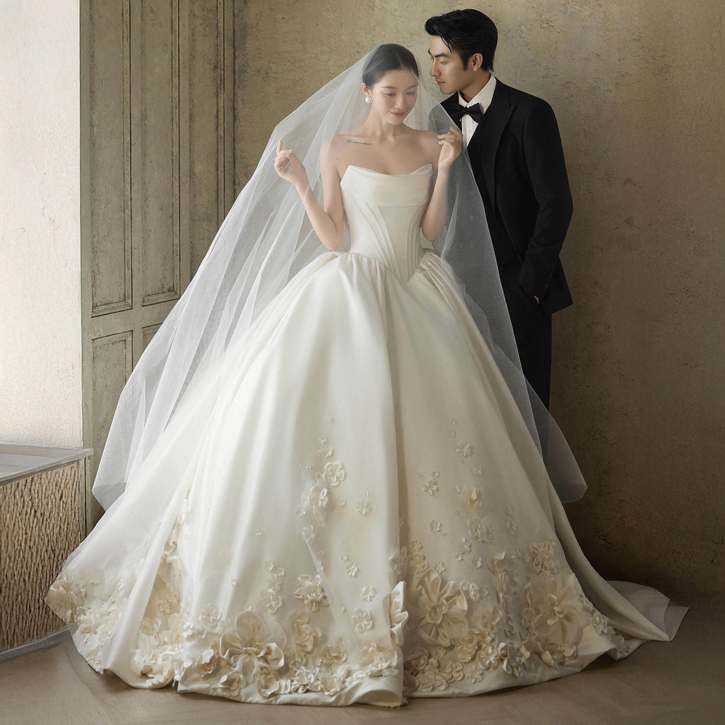 影楼室内拍照主题复古风抹胸缎面婚纱花朵刺绣拖尾大摆裙法式礼服