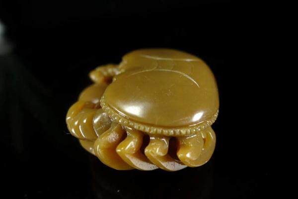 [玉之缘]天然新疆和田玉且末糖玉山流水料螃蟹把件/八方揽财/