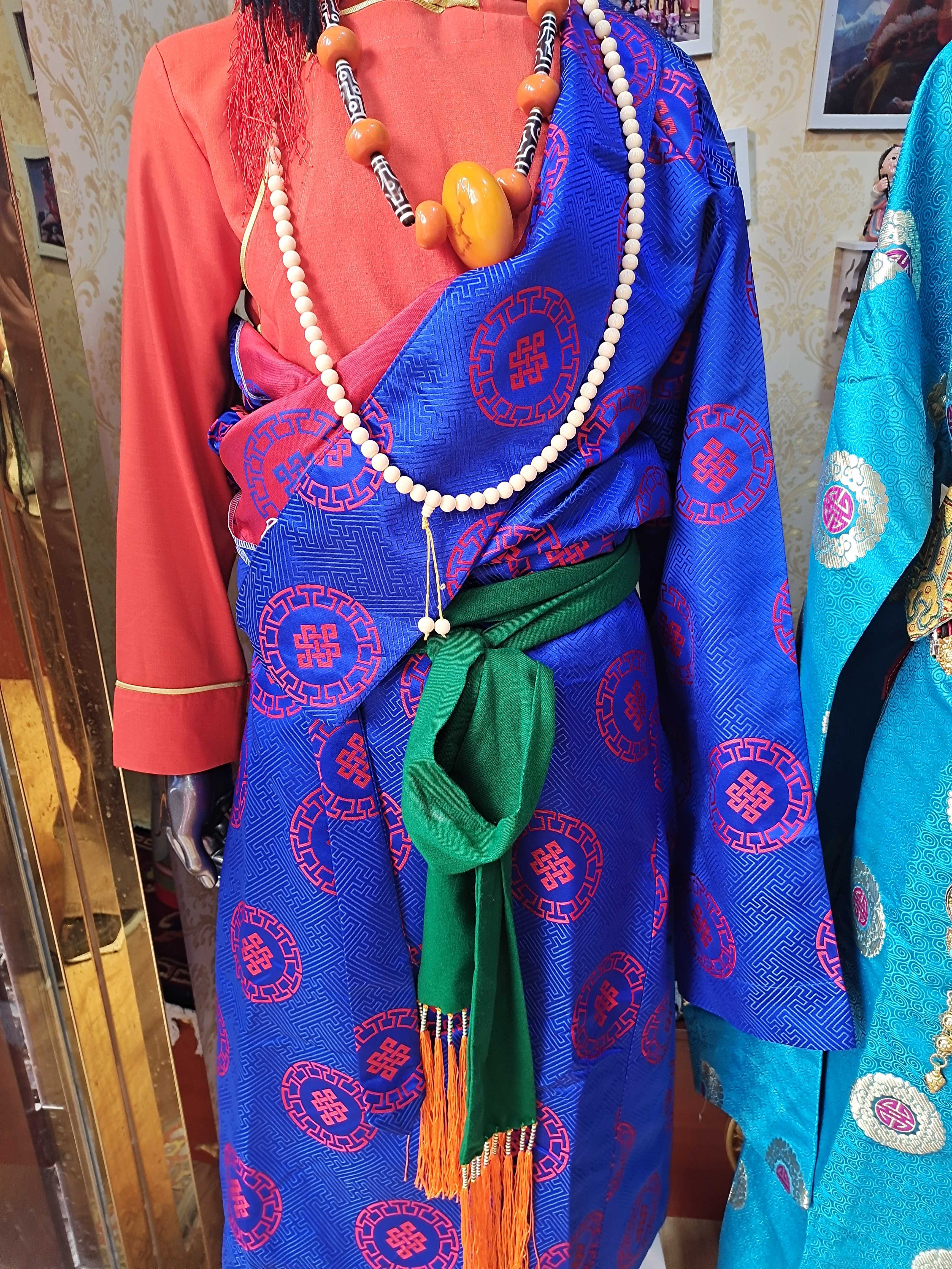 姑娘婚庆拍摄生活装藏袍推荐