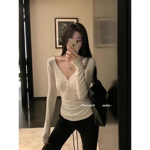 上衣 何晨曦 三色口袋装 饰针织打底衫 女秋大领口显瘦百搭内搭长袖