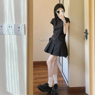 學院風polo領灰色連衣裙子女夏季 設計感收腰甜辣百褶短裙 2024新款