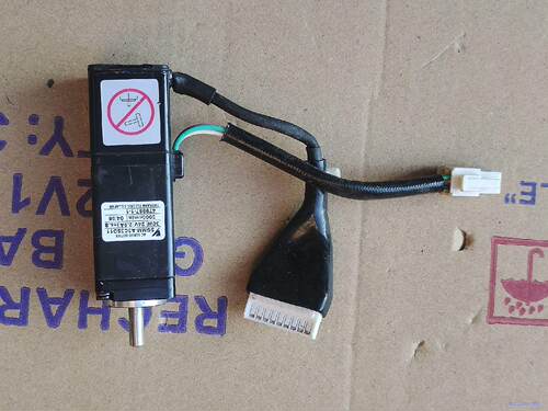 SGMM-A3C3SD11安川伺服电机，30W。成色很好，功议价商品