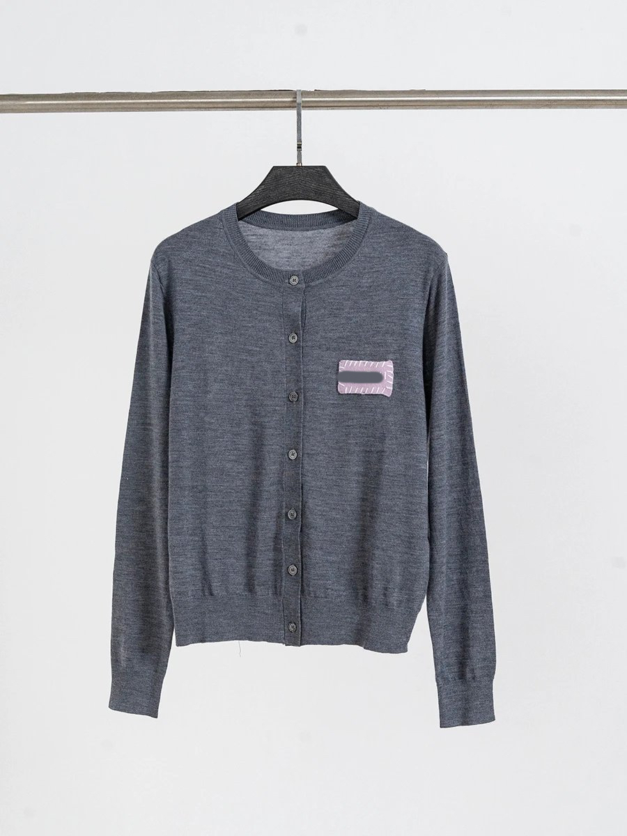 意奢 美利奴羊毛 贴布字母刺绣  气质减龄显白针织开衫