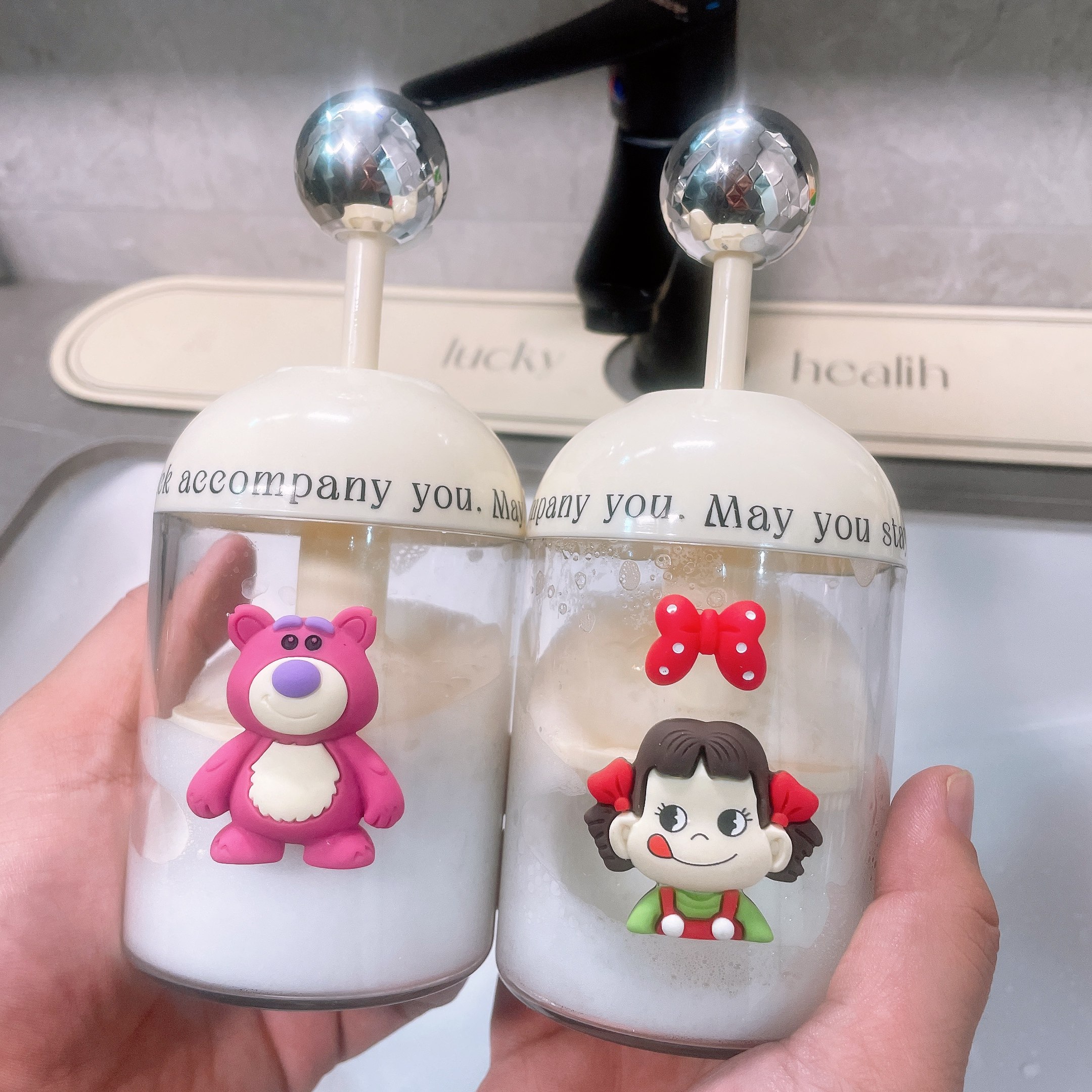 奶白奶白的洗面奶起泡器