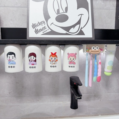 柜底磁吸漱口杯一家四口