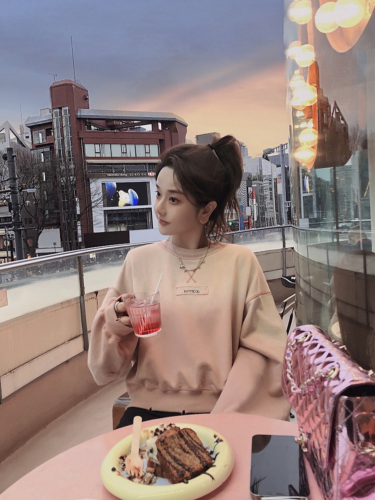 春日氧气感渐变少女刺绣卫衣