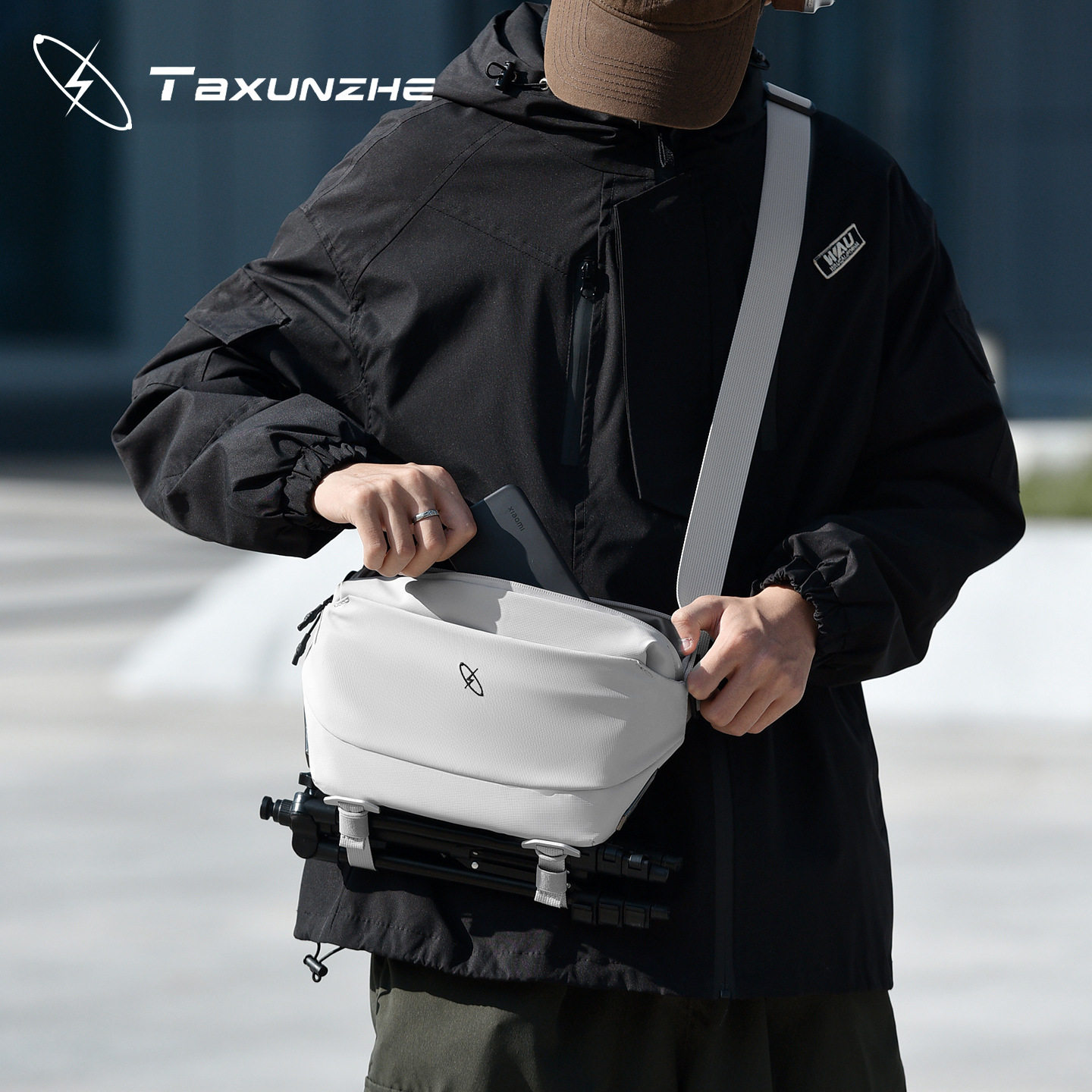 品牌极星新款单反相机包男斜挎微单摄影包潮流大容量单肩机车背包