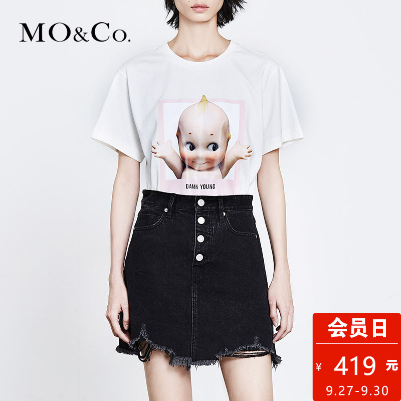 MOCO2018春季新品人像膠印圖案短袖T恤女MA181TEE214 摩安珂