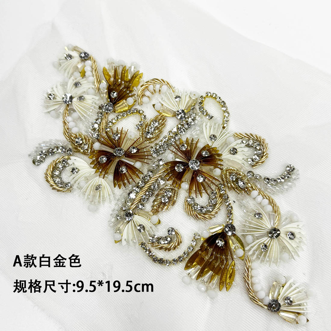 高端水钻花朵刺绣布贴图片