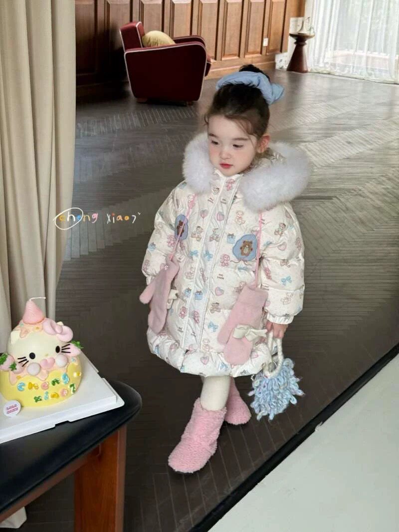 橙小七（现货）冬款羽绒服女童大毛领中长款小熊印花花边羽绒服