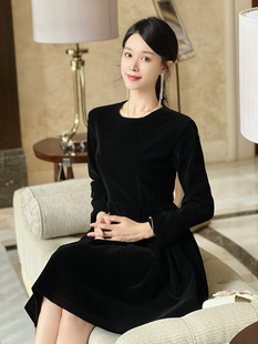 高端丝绒连衣裙女秋冬赫本风长袖大摆小黑裙年会礼服裙子平时可穿