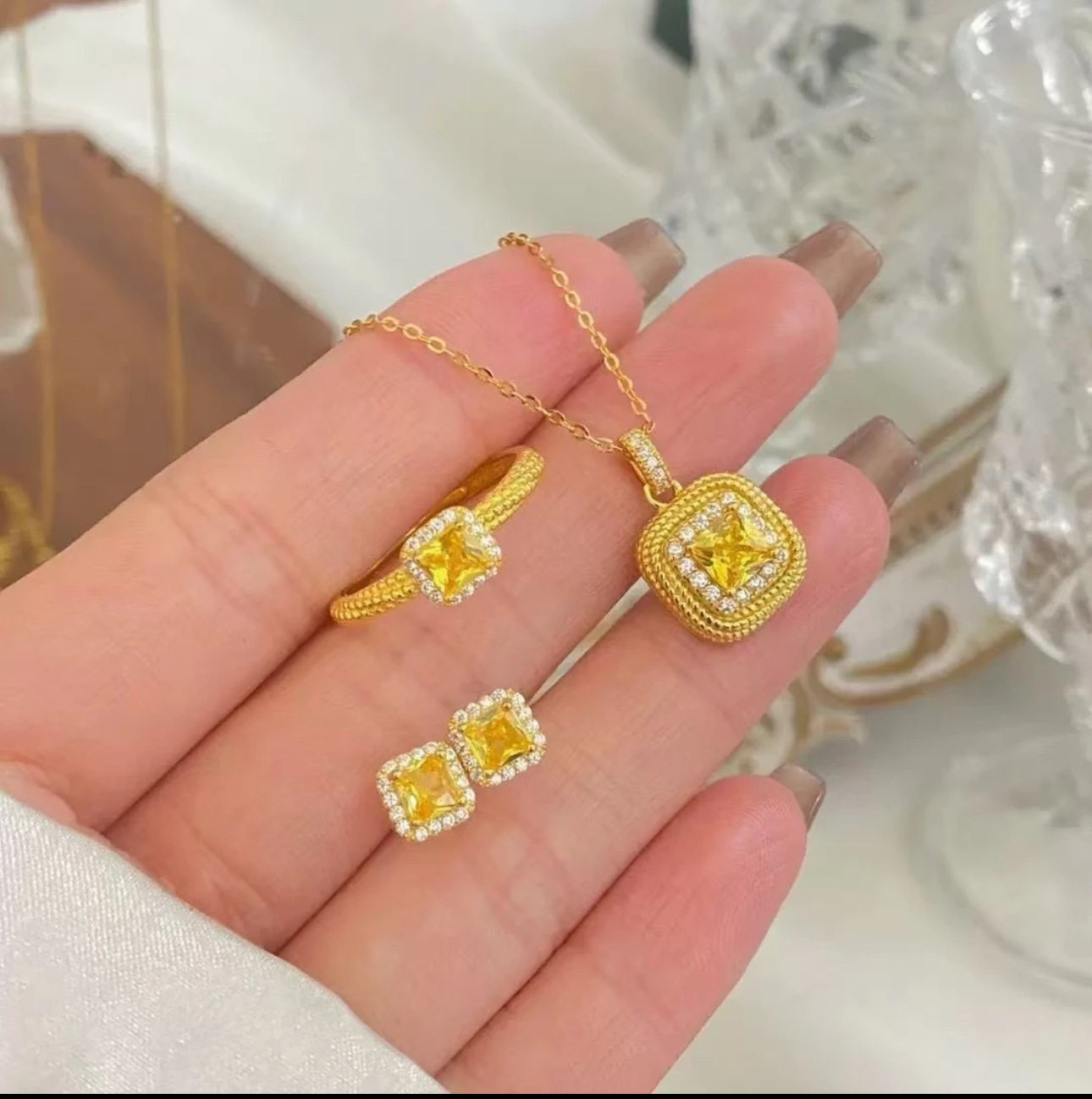 新款小方糖项链女小黄晶锁骨链轻奢小众设计款网红吊坠饰品希音
