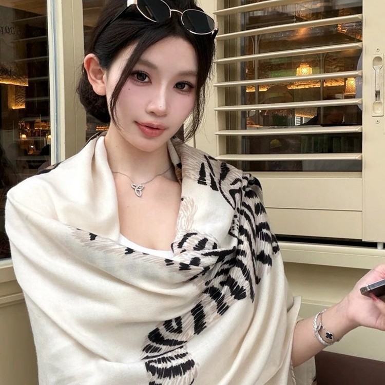 老钱风豹纹披肩女双兽揽运夏季薄款高级感围巾空调房旅游拍照围脖