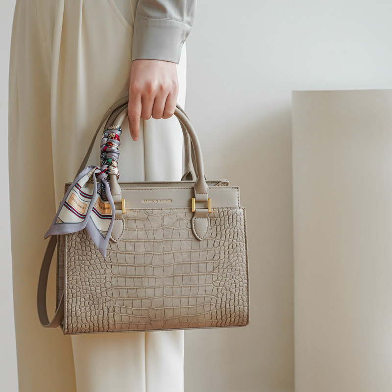 通勤包包2025新款轻奢中年妈妈包女士大容量手提包简约大气手拎包