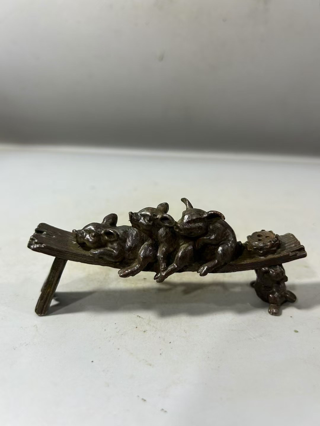 仿古铜钱合金板凳猪小摆件三只小猪坐小板凳铜猪茶宠香插,家居饰品,香托/香盘/香座/香插,淘宝优惠券,粉丝福利购,淘宝优惠卷