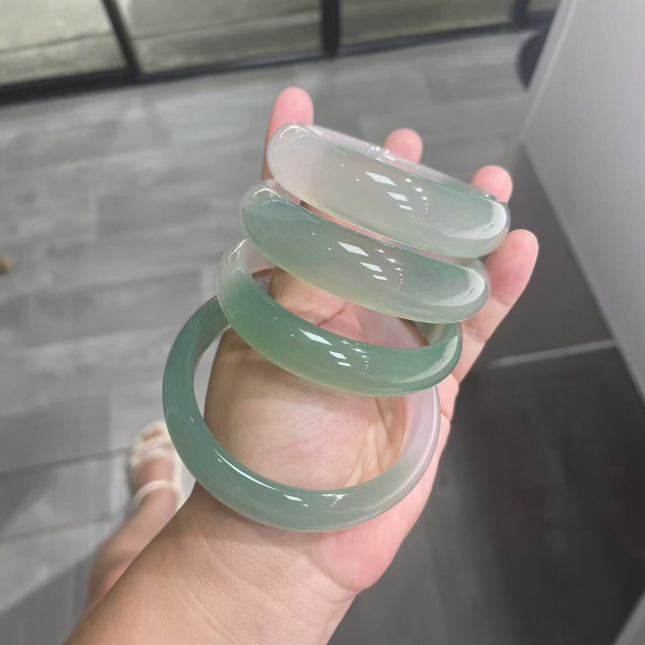 天然高冰透半绿玛瑙玉髓宽版手镯