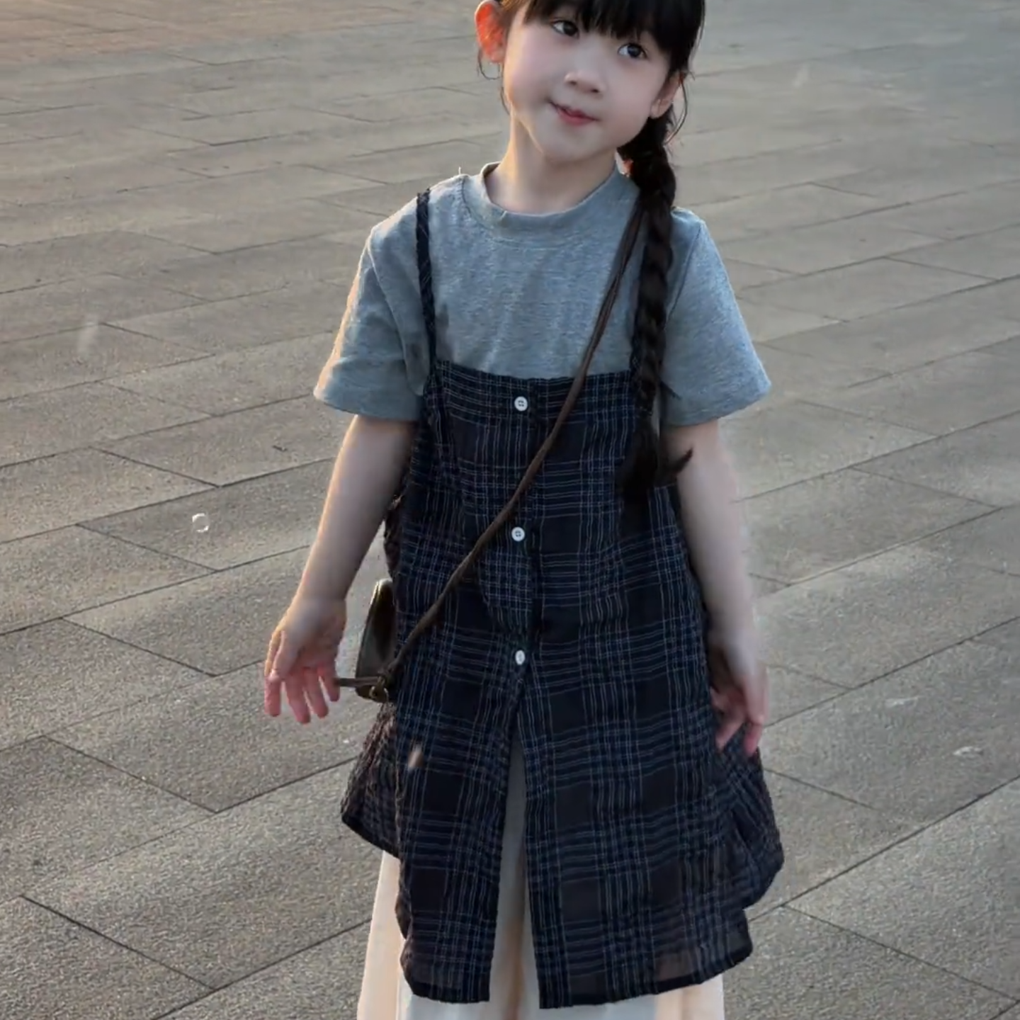 女童夏装2026新款短袖上衣格子吊带连衣裙长裤套装新款洋气三件套