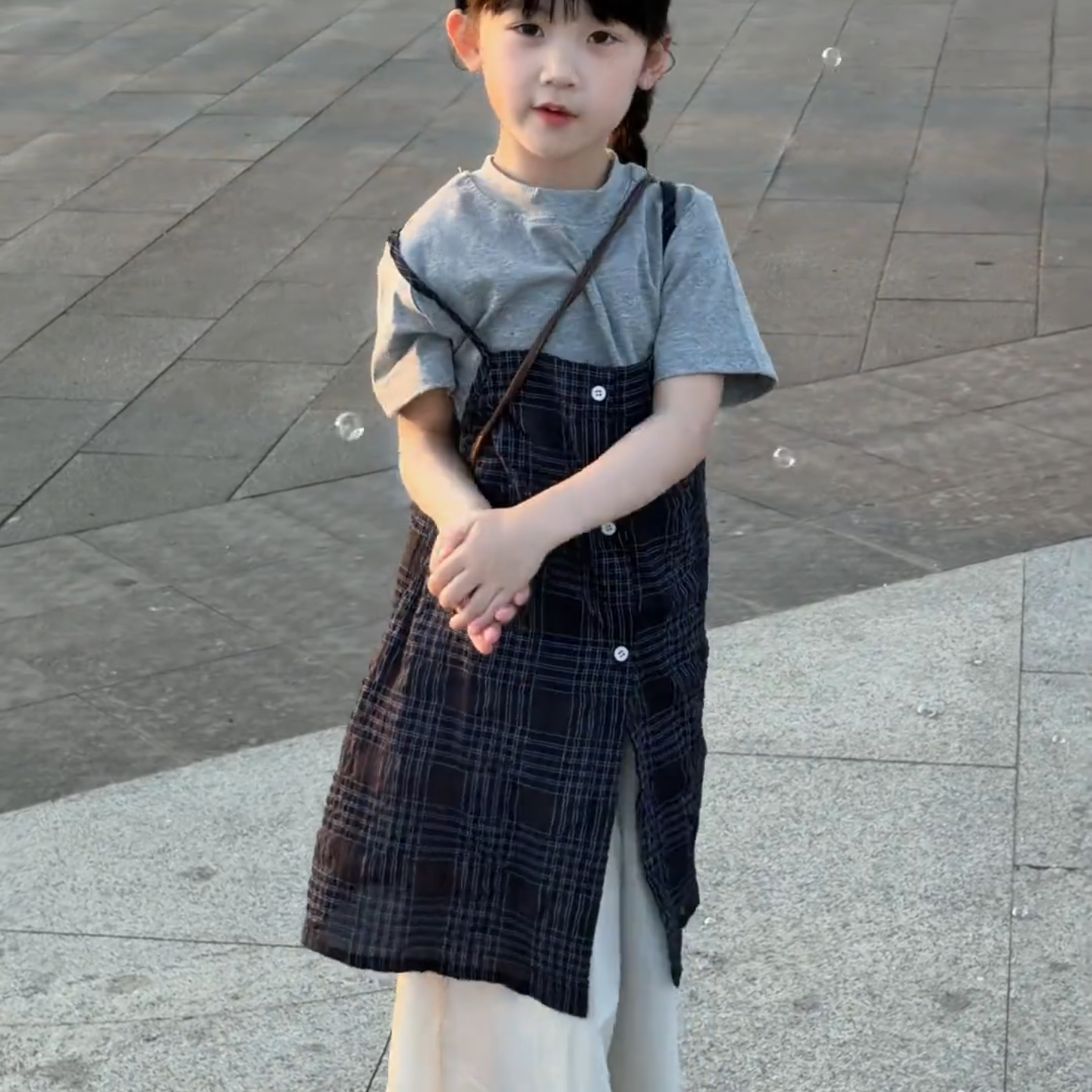 女童夏装2026新款短袖上衣格子吊带连衣裙长裤套装新款洋气三件套