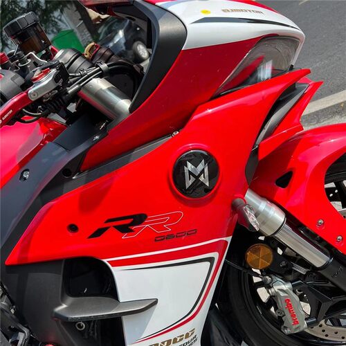 适用钱江摩托QJMOTOR仿赛600追600油箱护板标改装猛士M标QJ原车标