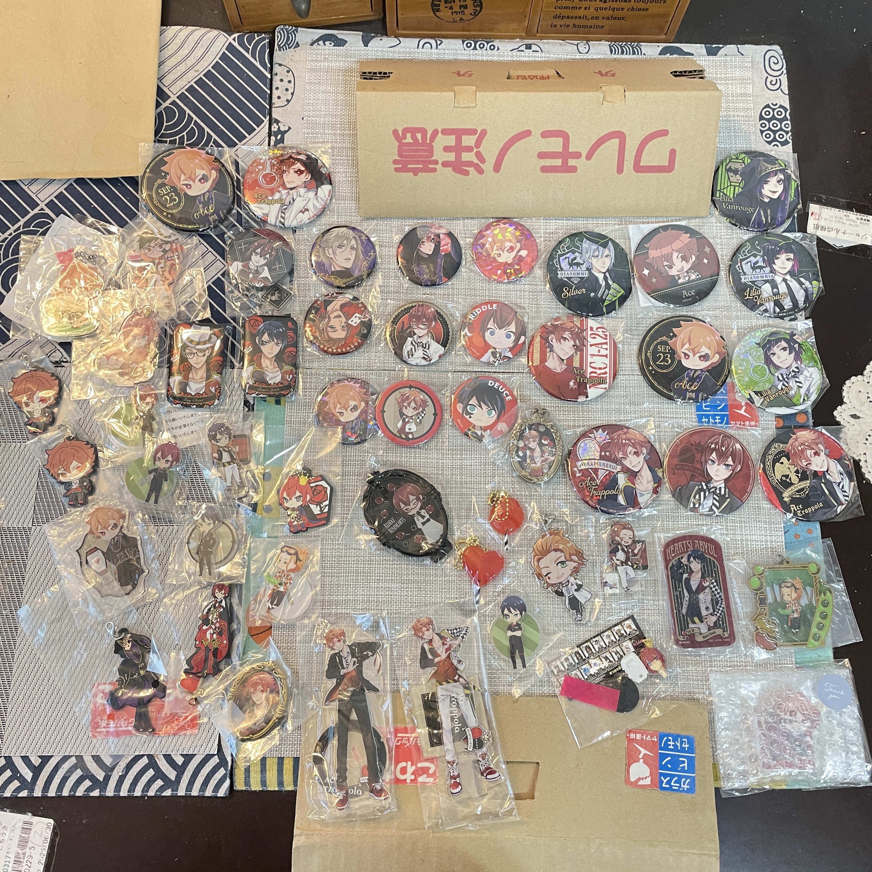 现货 扭曲仙境 吧唧 徽章 周边 红心寮 亚克力 日本原装进口2号仓