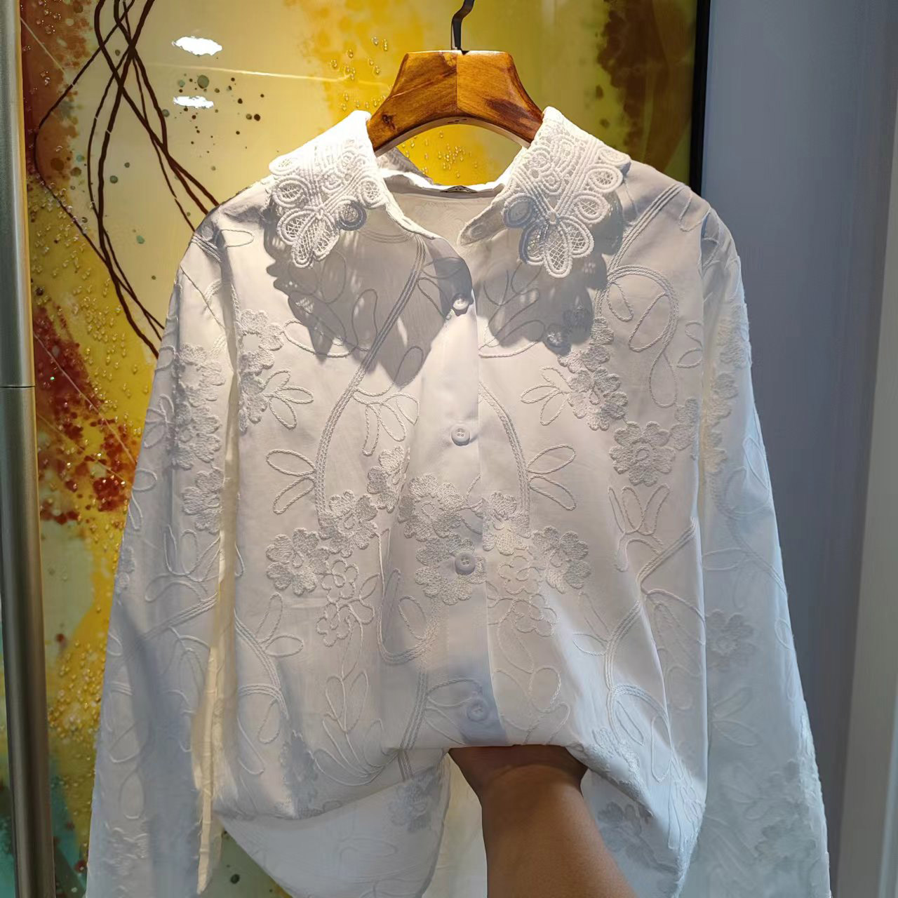 白色翻领刺绣花衬衫女长袖
