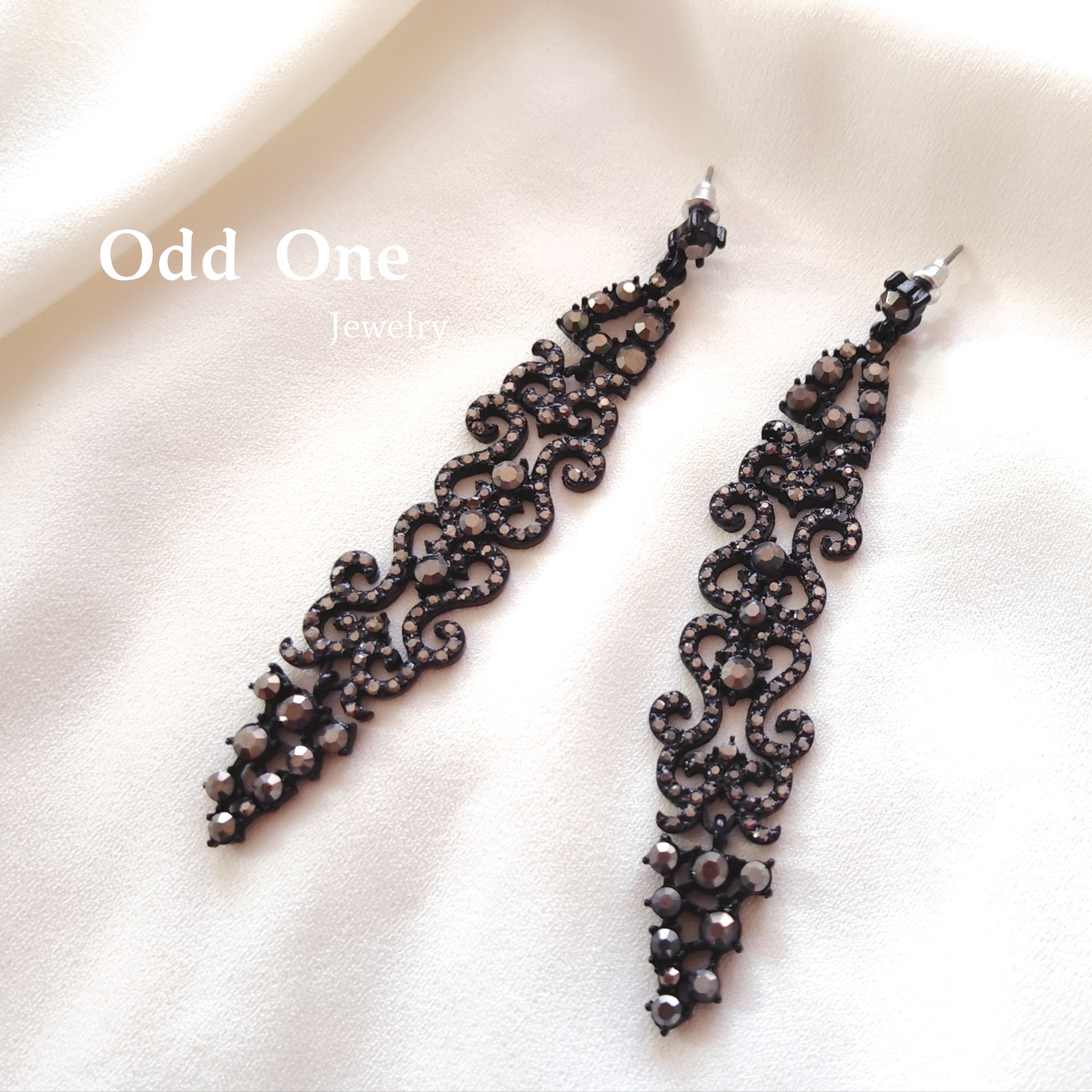 Odd One矿灰色水钻复古黑色镂空优雅长耳环耳饰