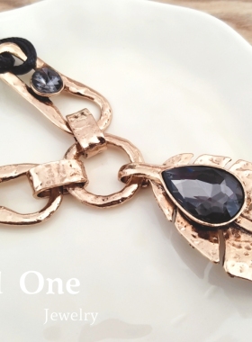 Odd One 复古做旧金色重工金属羽毛吊坠另类个性短项链