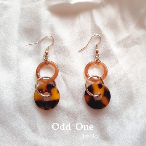 Odd One 时尚玳瑁色亚克力圈圈耳环耳饰