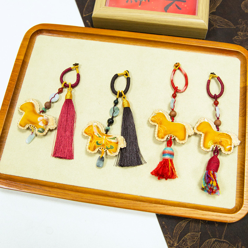 【小马直播】手作国风系列小众宋锦送礼包挂马年伴手礼,饰品/流行首饰/时尚饰品新,压襟挂件,淘宝优惠券,粉丝福利购,淘宝优惠卷