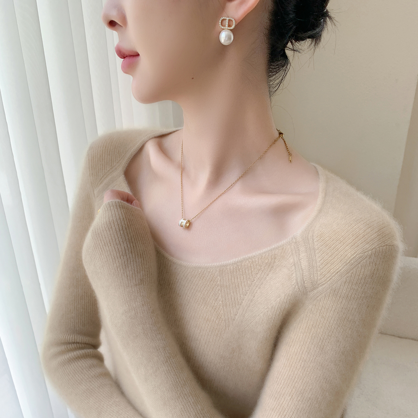 秋冬轻奢方领显瘦山羊绒打底衫