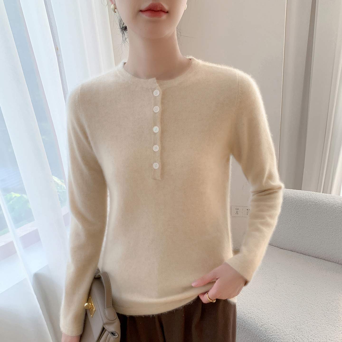 高端山羊绒衫针织毛衣女圆领纽扣