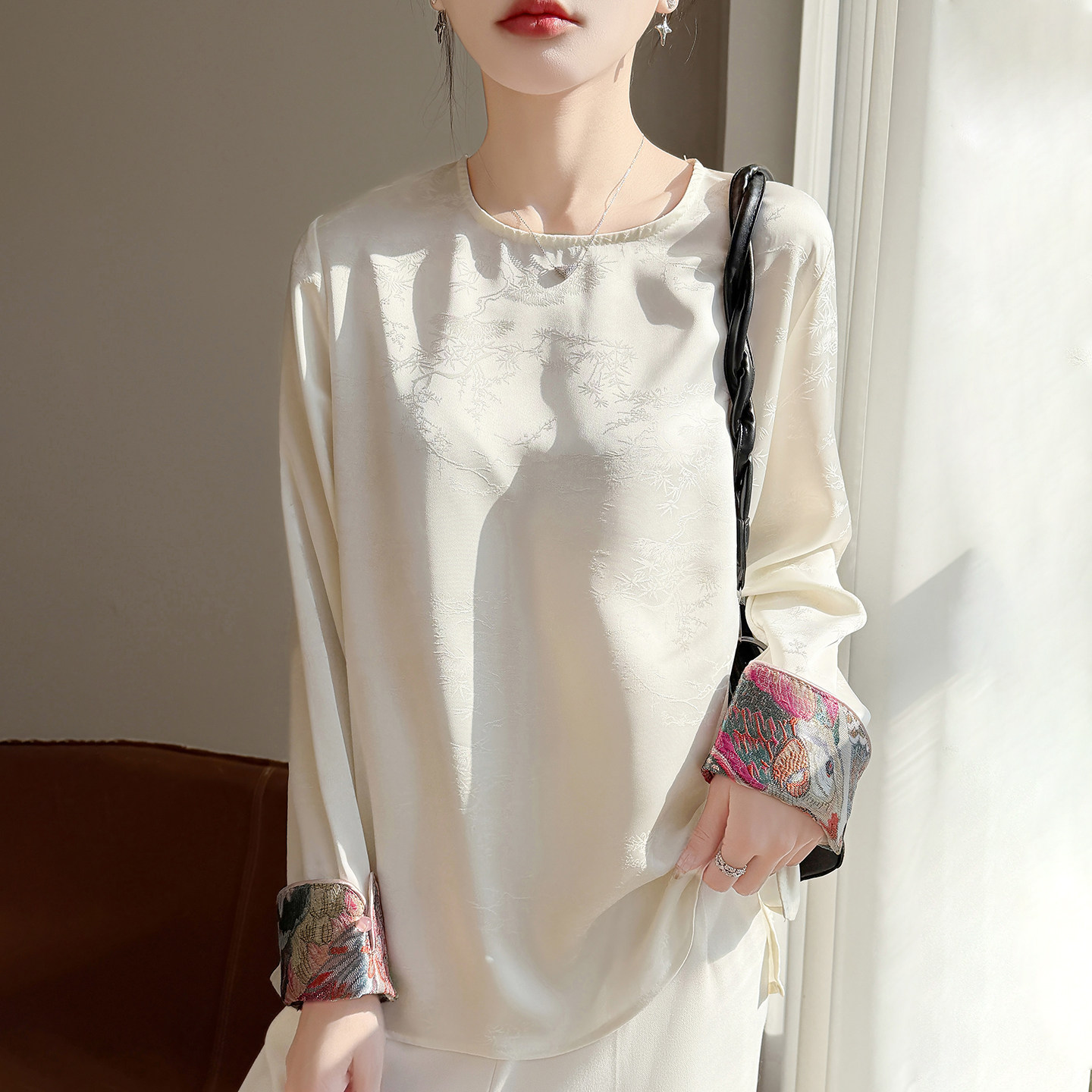 新中式国风真丝缎面衬衫女圆领刺绣盘扣提花长袖上衣宽松开叉打底