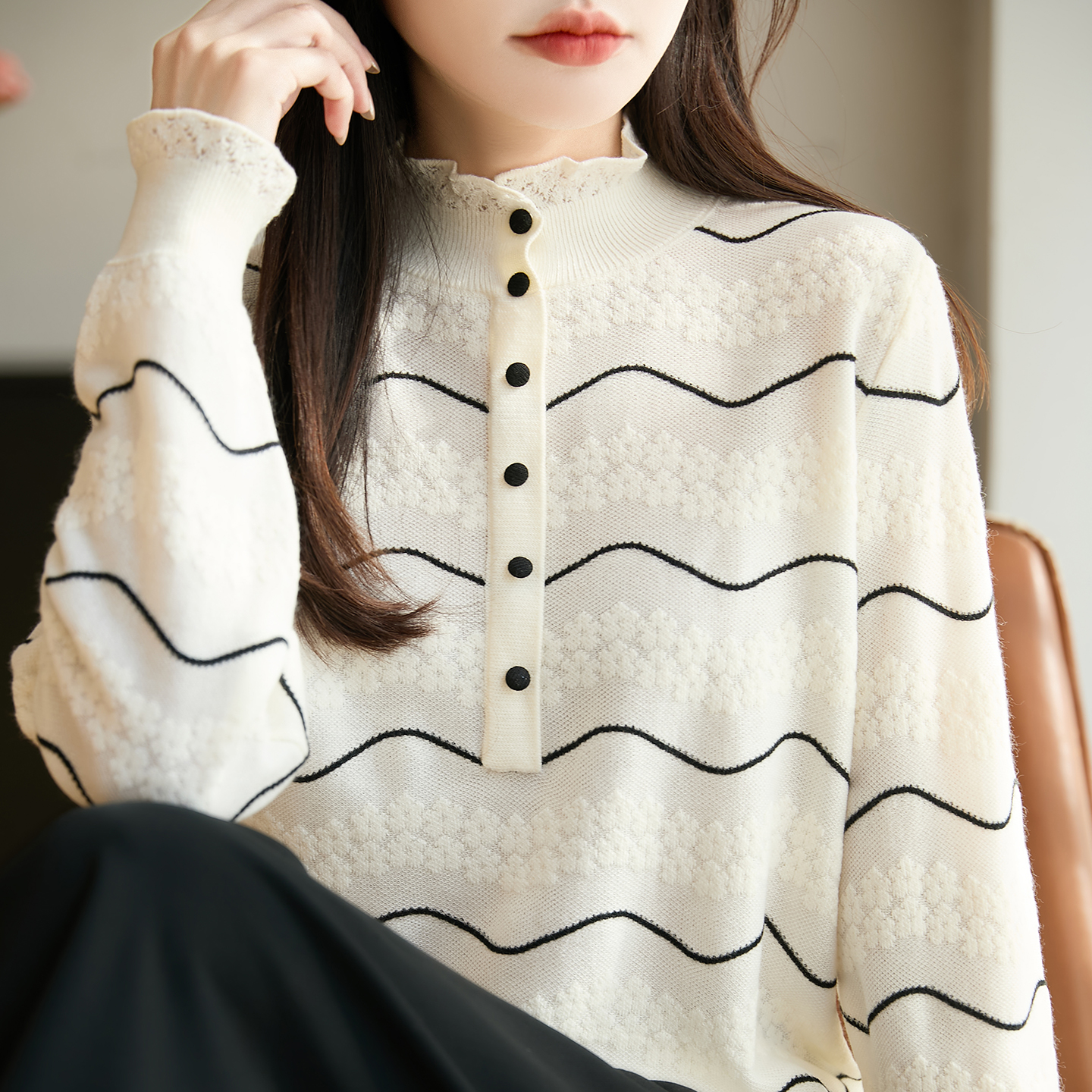 半高领精纺羊毛衫女条纹拼色纽扣