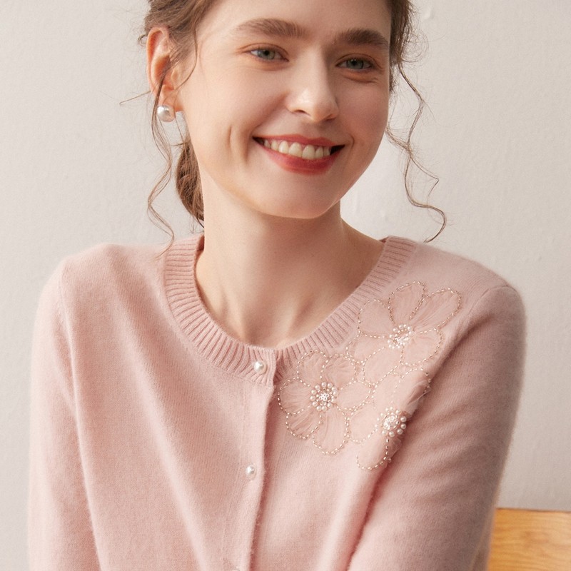 法式浪漫风珍珠花朵山羊绒开衫女圆领粉色针织毛衣宽松羊毛衫外套,女装/女士精品,羊绒衫,淘宝优惠券,粉丝福利购,淘宝优惠卷