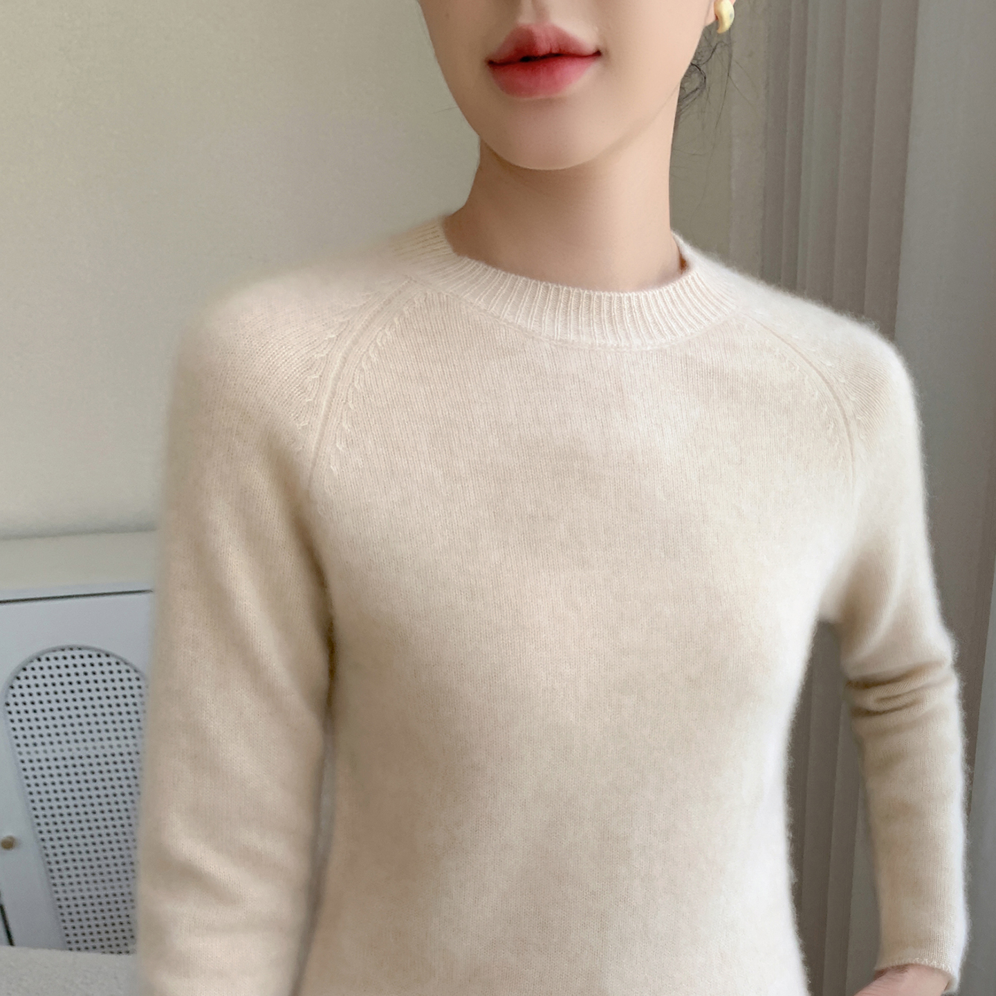 极简风圆领山羊绒衫长袖针织毛衣
