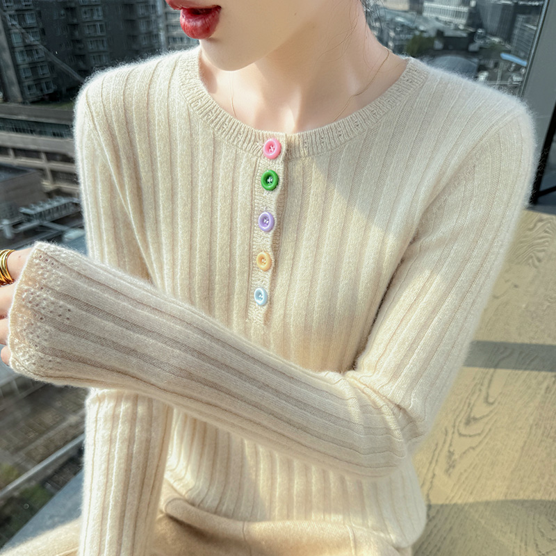 圆领坑条山羊绒衫女彩扣针织毛衣