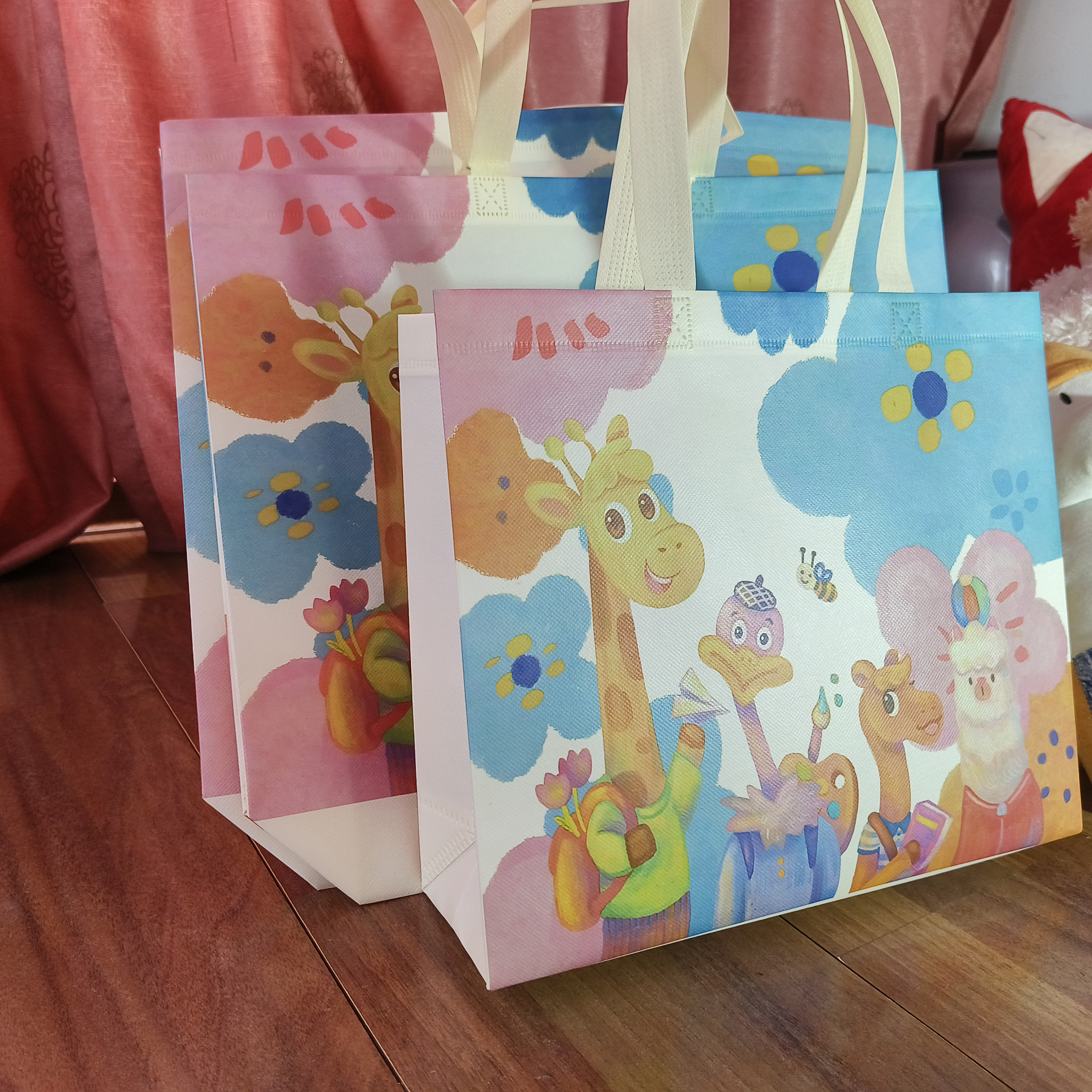 六一儿童节礼品袋卡通童装手提购物袋男女装无纺布覆塑料膜可定制