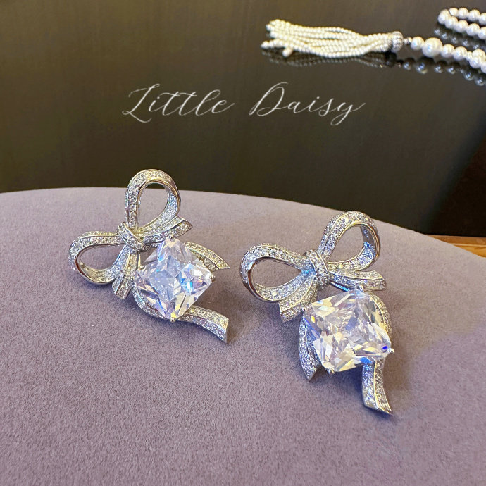 Little Daisy缎带蝴蝶结高级感施华洛破碎感超闪婚纱搭配银针耳环