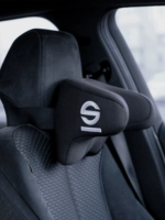 Пена с эффектом памяти SPARCO поддерживает затылок и облегчает поездки на большие расстояния.