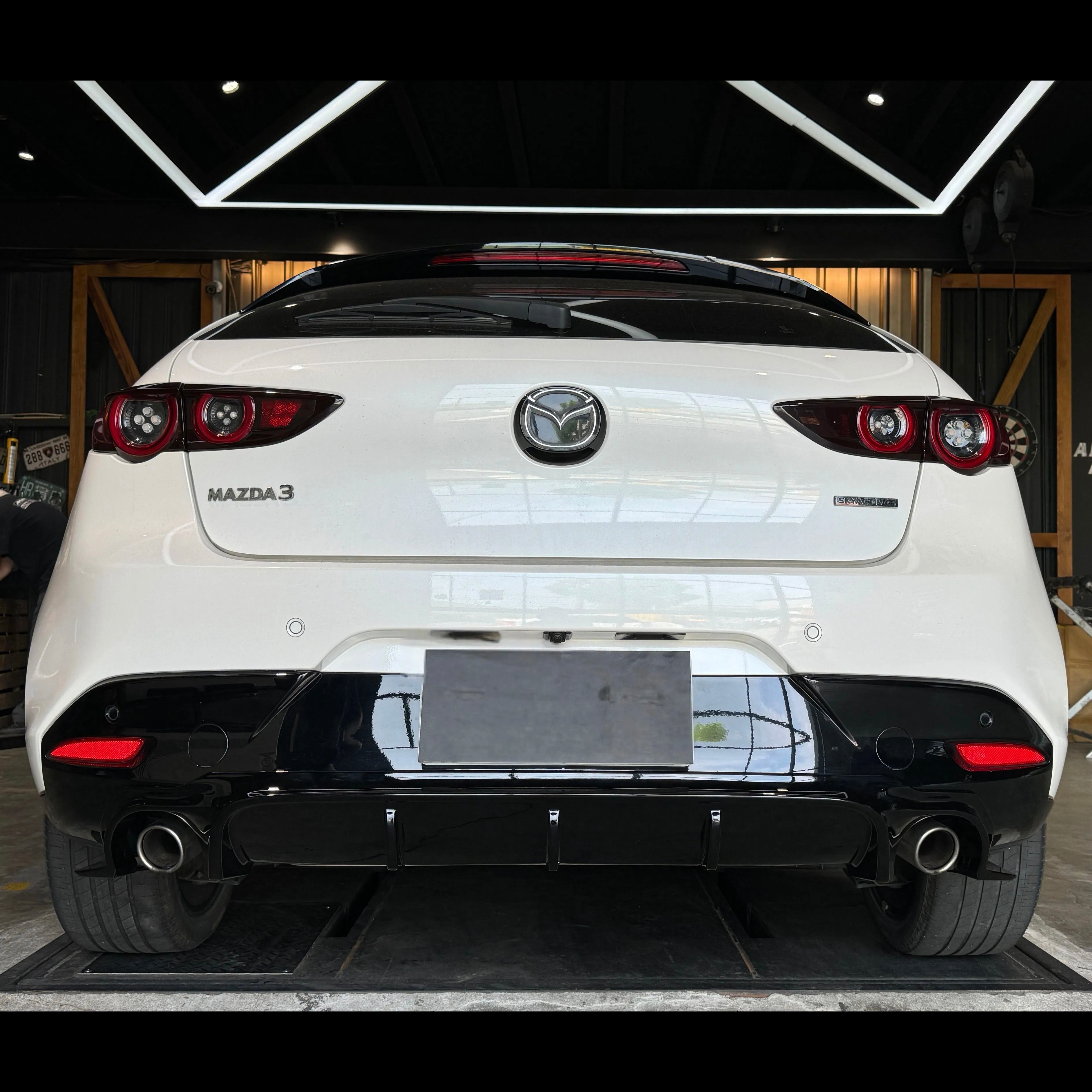 台湾产两厢马自达3次世代GV后唇