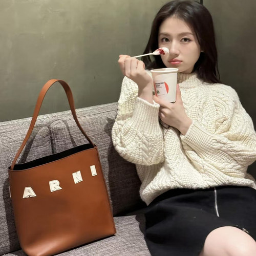 李兰迪同款白色圆领麻花毛衣