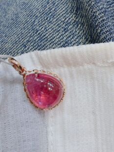 18k镶天然钻石胖水滴粉碧玺 总重1.31克 大主石4.1克拉